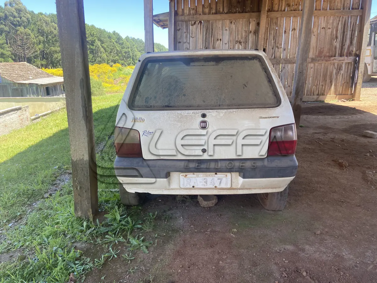 LOTE 013 - UM VEÍCULO FIAT/UNO MILLE ECONOMY, FLEX, PLACAS IRA-3471, ANO 2010, MODELO 2011 (EM ESTADO DE SUCATA)
