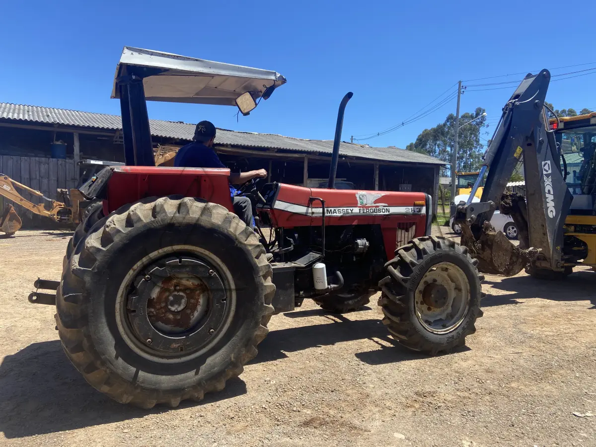 LOTE 015 - TRATOR MASSEY FERGUSON 283, DIESEL, ANO/MODELO 2008