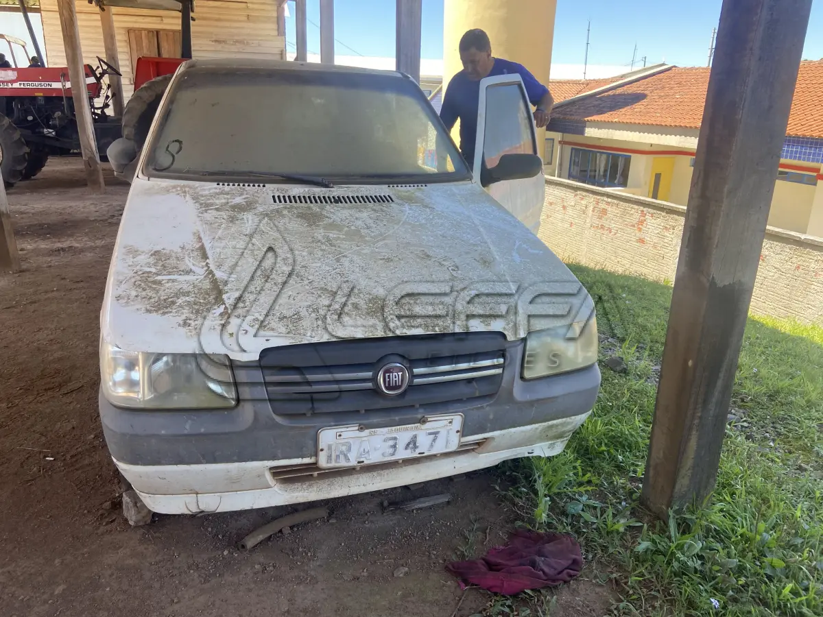LOTE 013 - UM VEÍCULO FIAT/UNO MILLE ECONOMY, FLEX, PLACAS IRA-3471, ANO 2010, MODELO 2011 (EM ESTADO DE SUCATA)