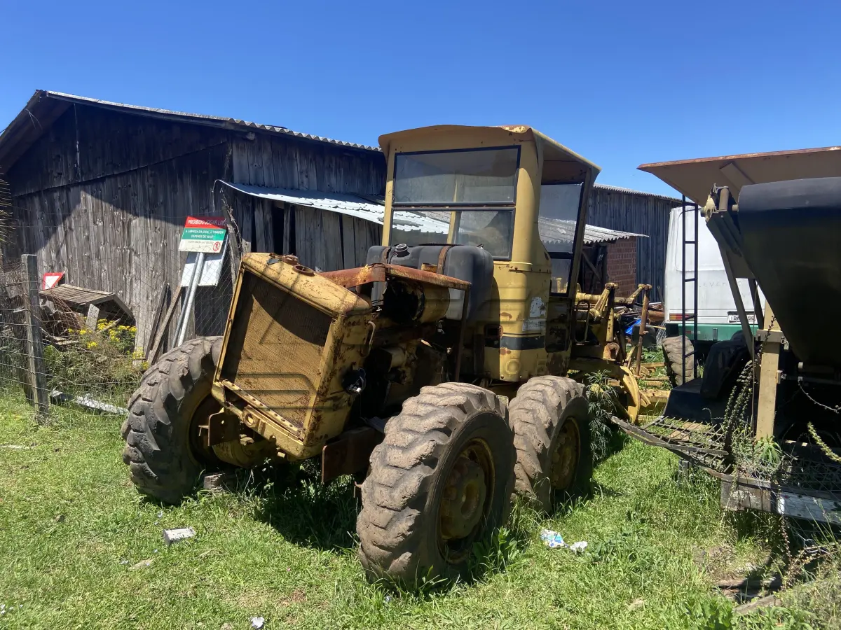 LOTE 025 - MOTONIVELADORA CATERPILAR, DIESEL (EM ESTADO DE SUCATA)