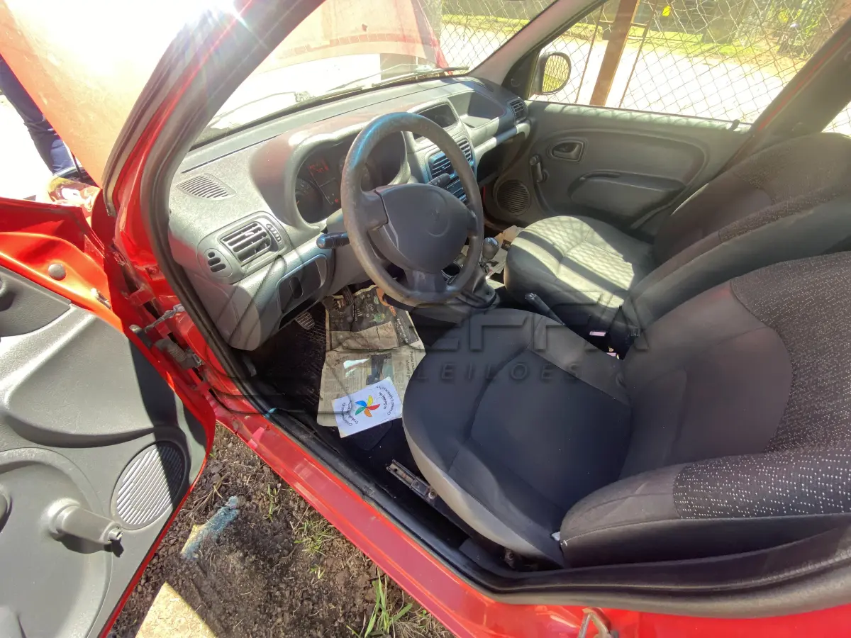 LOTE 009 - UM VEÍCULO RENAULT/CLIO 1.0 16V, FLEX, PLACAS IUJ-1830, ANO 2013, MODELO 2014