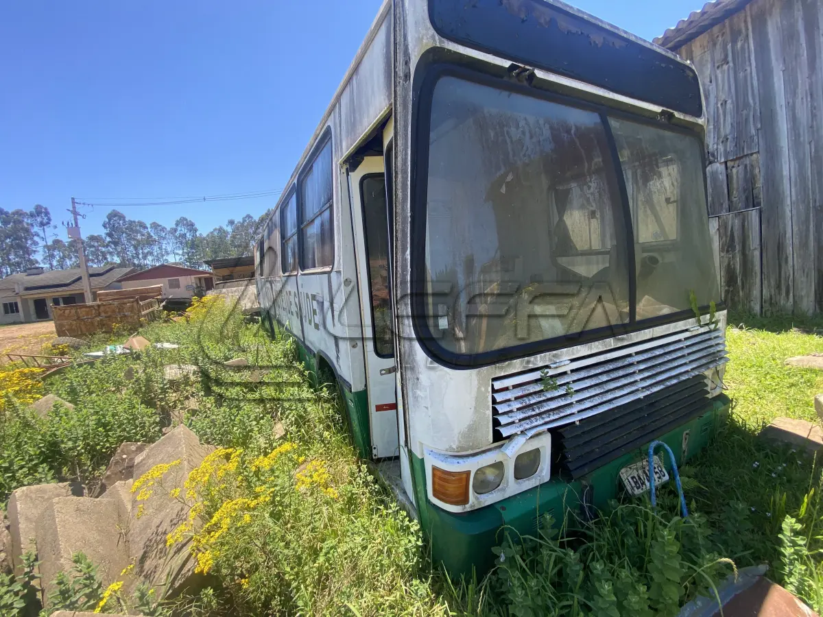 LOTE 023 - UM ÔNIBUS COMIL TCA ON, DIESEL, ANO/MODELO 1989, PLACAS IBA-4758 (EM ESTADO DE SUCATA)