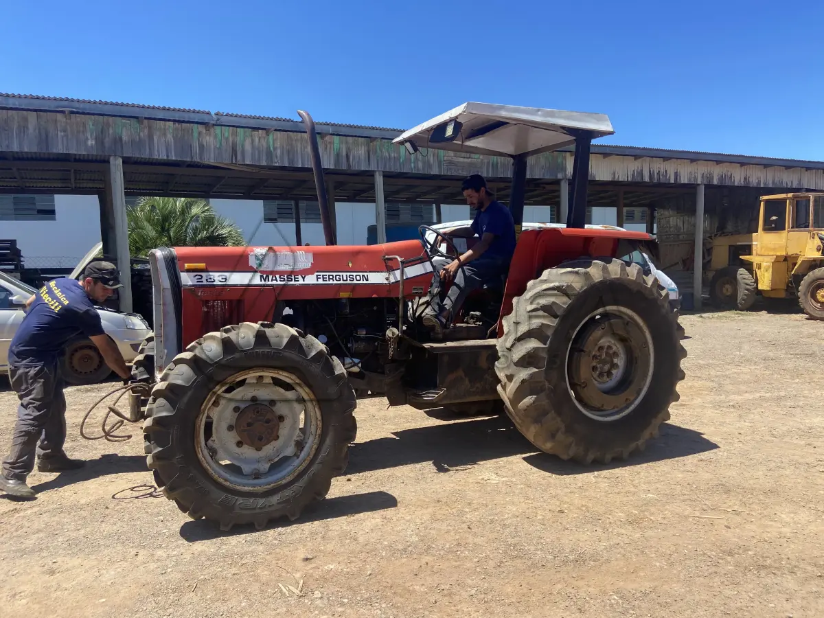 LOTE 015 - TRATOR MASSEY FERGUSON 283, DIESEL, ANO/MODELO 2008