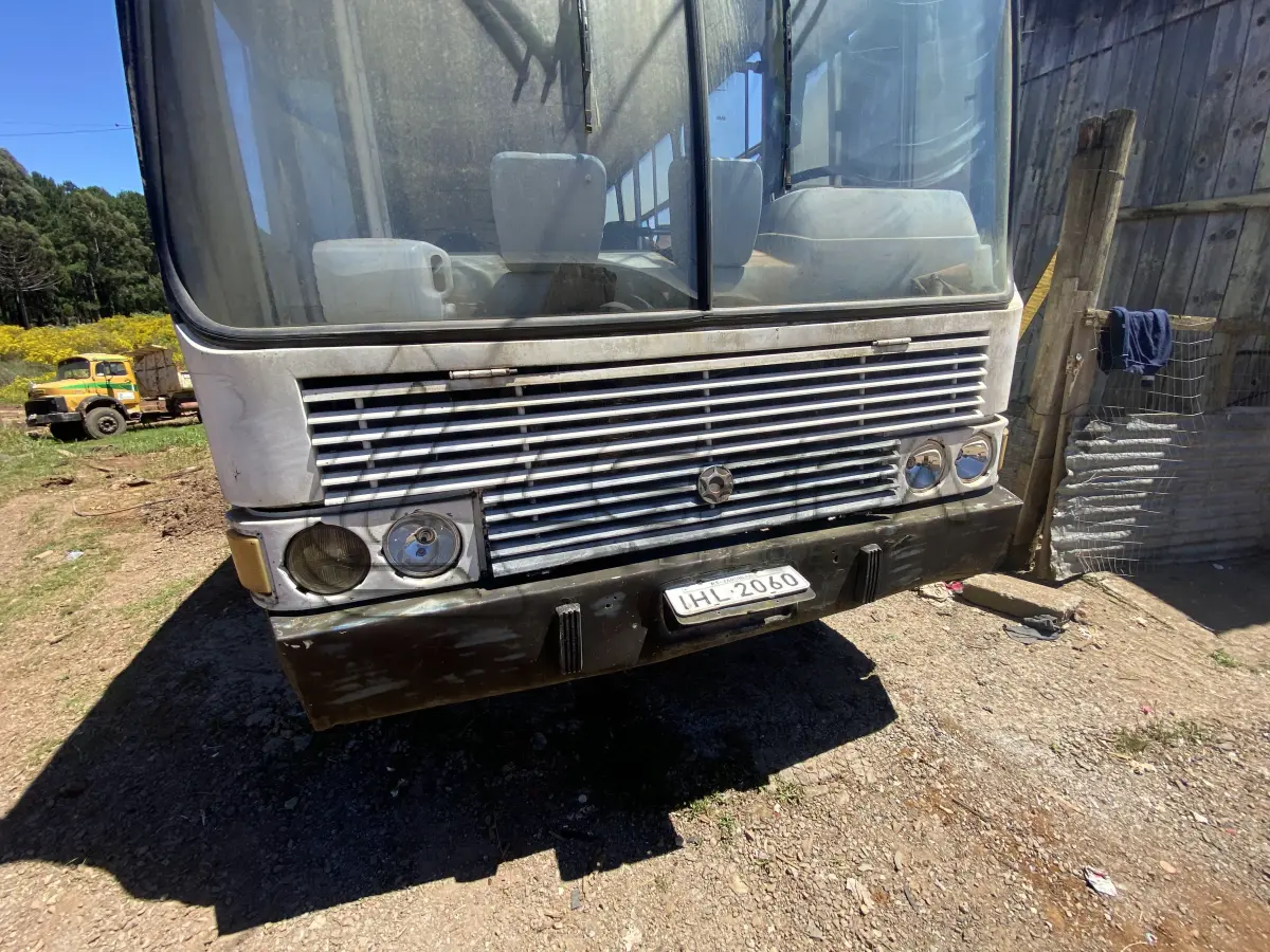 LOTE 017 - UM ÔNIBUS MERCEDES BENZ/OF 1315, DIESEL, PLACAS IHL-2060, ANO 1988, MODELO 1988 (EM ESTADO DE SUCATA)