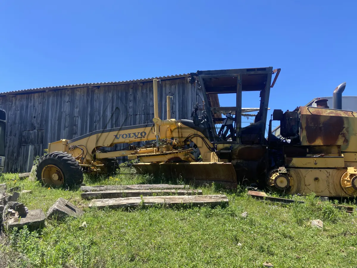 LOTE 021 - MOTONIVELADORA VOLVO/ G940, DIESEL, ANO/MODELO 2014 (EM ESTADO DE SUCATA)