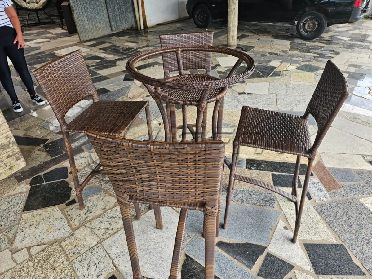 LOTE 001 - UM CONJUNTO DE MESADE MÁRMORE COM QUATRO CADEIRAS EM FIBRA SINTÉTICA