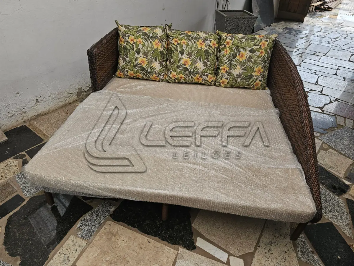 LOTE 002 - UMA CHEISE DE 1,5 METROS DE LARGURA, EM FIBRA SINTÉTICA