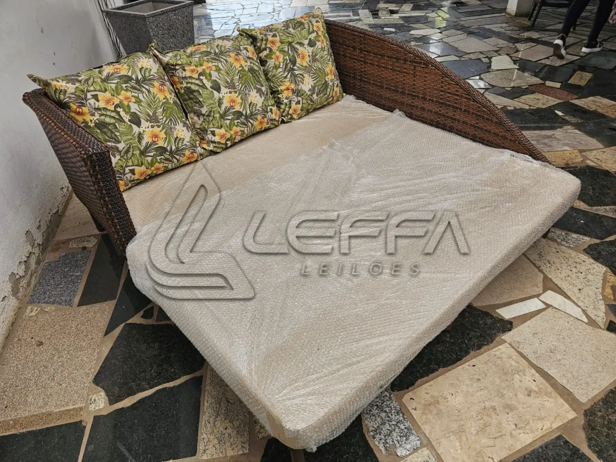 LOTE 002 - UMA CHEISE DE 1,5 METROS DE LARGURA, EM FIBRA SINTÉTICA
