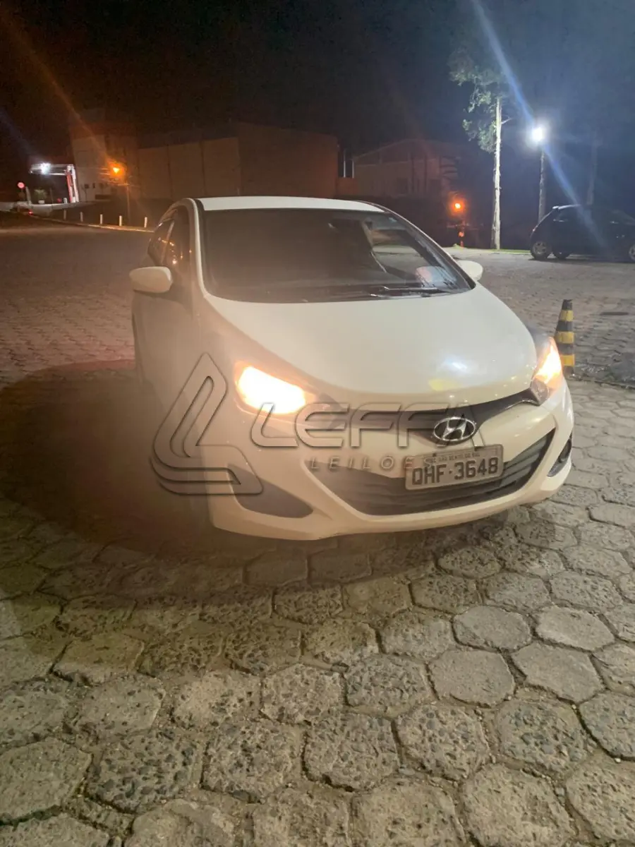 LOTE 001 - Um veículo automóvel HYUNDAI/HB20S 1.6M COMF (Nacional), corbranca, a álcool/gasolina, ano de fabricação e modelo 2015/2015, placa QHF3648