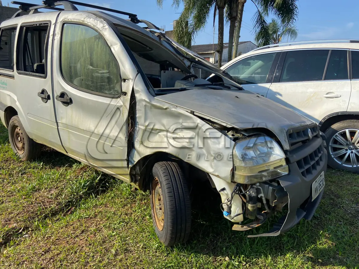 LOTE 001 - UM VEÍCULO FIAT DOBLO, PLACAS IMN-8530, ANO/MODELO 2005, EM MAU ESTADO DE CONSERVAÇÃO.
