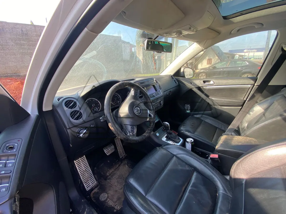 LOTE 001 - UM VEÍCULO I/VW TIGUAN 2.0 TSI, COR BRANCA, GASOLINA, ANO/MODELO 2013, PLACAS IUF-6I42, RENAVAM 532131681.