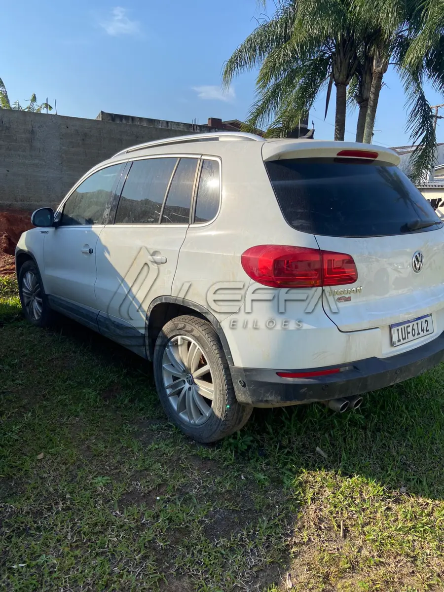 LOTE 001 - UM VEÍCULO I/VW TIGUAN 2.0 TSI, COR BRANCA, GASOLINA, ANO/MODELO 2013, PLACAS IUF-6I42, RENAVAM 532131681.
