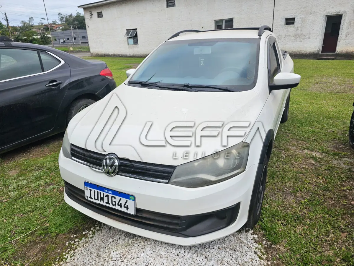 LOTE 001 - VW/NOVA SAVEIRO CE, placas IUW-1G44, ano 2013, modelo 2014, cor branca, álcool/gasolina, RENAVAM 586268618.