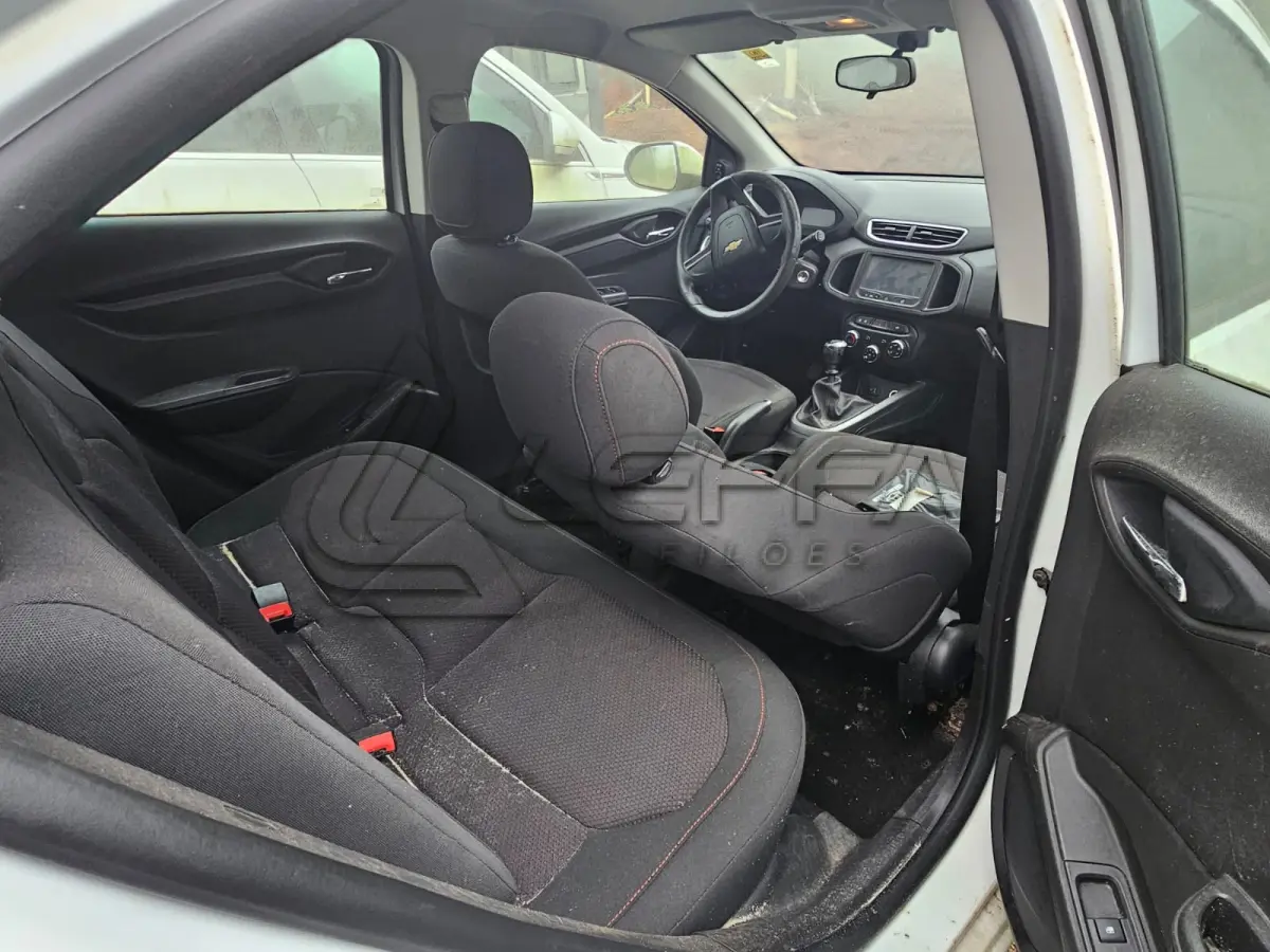 LOTE 001 - UM VEÍCULO CHEVROLET/ÔNIX, ANO 2015, PLACAS IWQ-4699.