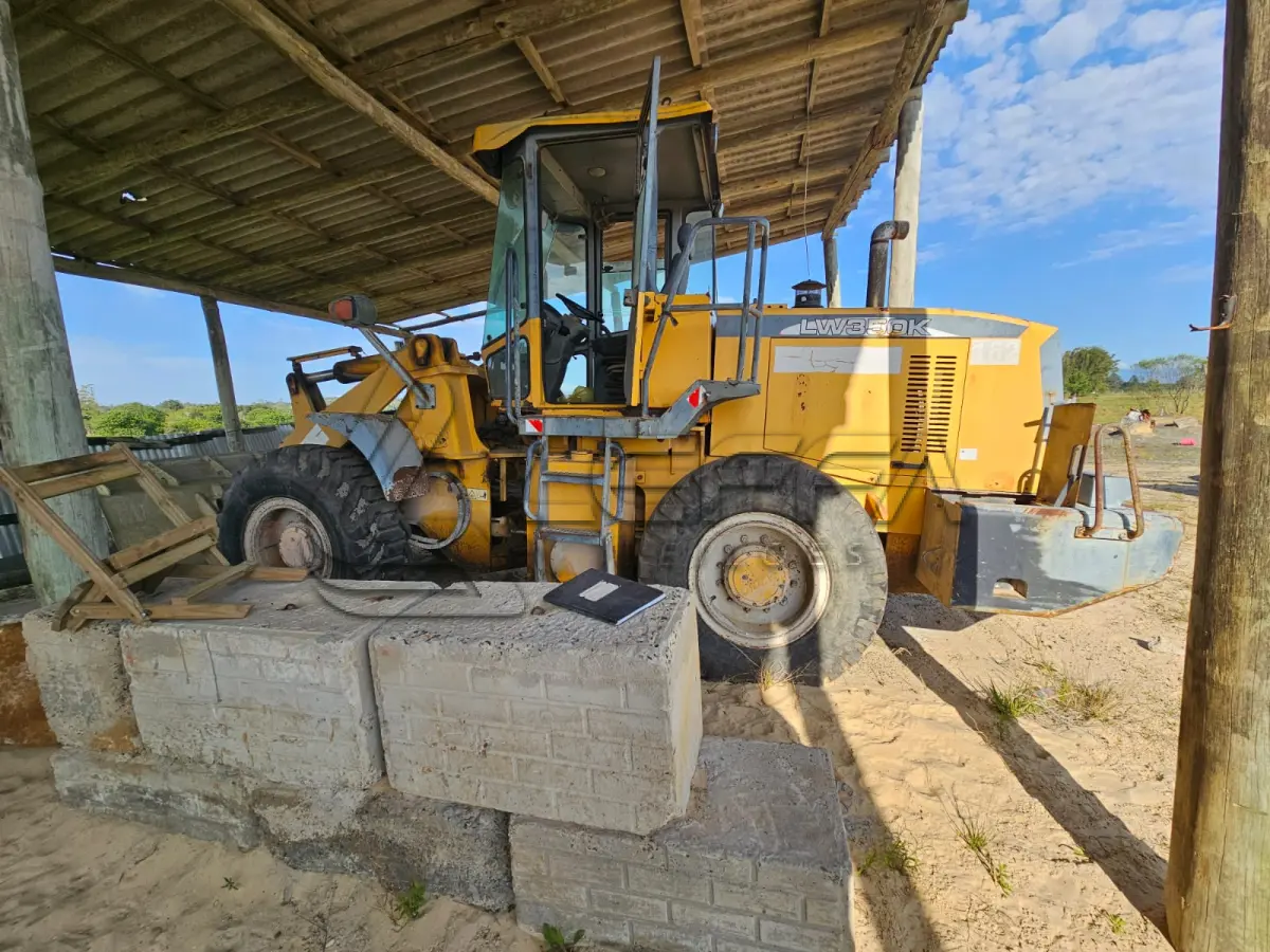 LOTE 001 - UMA PÁ CARREGADEIRA XCMG LW550K