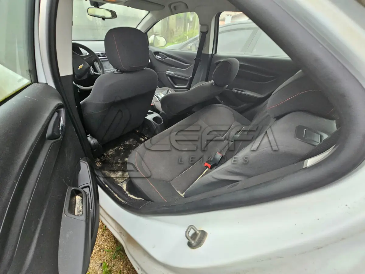 LOTE 001 - UM VEÍCULO CHEVROLET/ÔNIX, ANO 2015, PLACAS IWQ-4699.