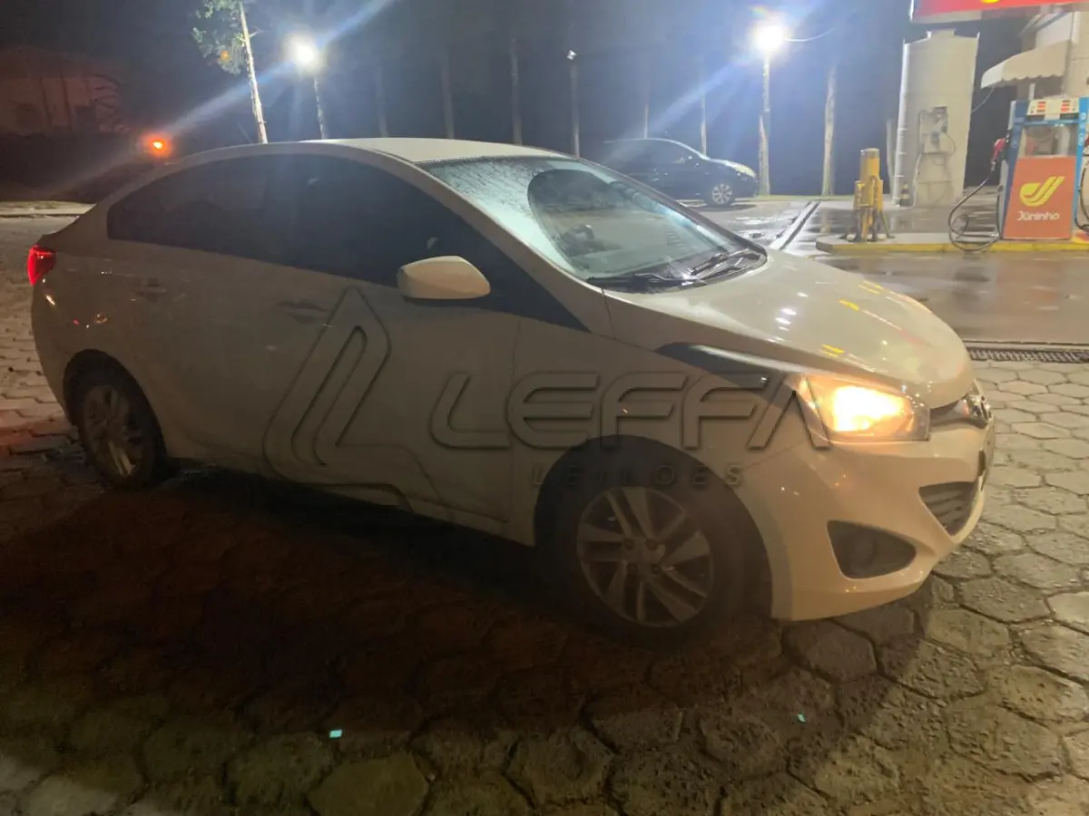 LOTE 001 - Um veículo automóvel HYUNDAI/HB20S 1.6M COMF (Nacional), corbranca, a álcool/gasolina, ano de fabricação e modelo 2015/2015, placa QHF3648