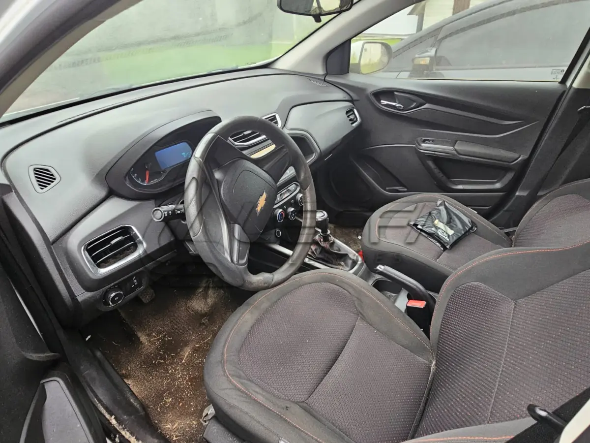 LOTE 001 - UM VEÍCULO CHEVROLET/ÔNIX, ANO 2015, PLACAS IWQ-4699.