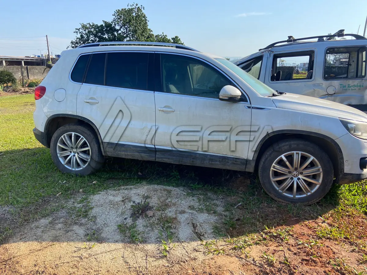 LOTE 001 - UM VEÍCULO I/VW TIGUAN 2.0 TSI, COR BRANCA, GASOLINA, ANO/MODELO 2013, PLACAS IUF-6I42, RENAVAM 532131681.