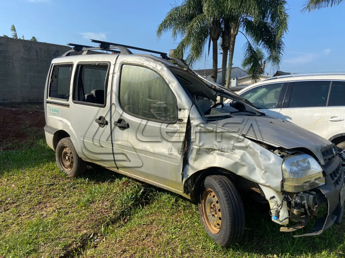 LOTE 001 - UM VEÍCULO FIAT DOBLO, PLACAS IMN-8530, ANO/MODELO 2005, EM MAU ESTADO DE CONSERVAÇÃO.