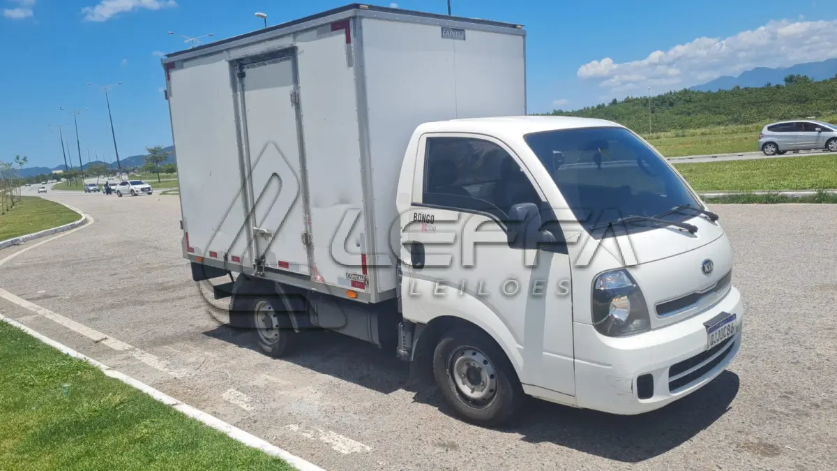 LOTE 001 - Um veículo caminhonete importado marca I/KIA UK2500 HD SC,  carroceria fechada, cor branca, a diesel, ano de fabricação e modelo 2018/2019, placa  QJJ0286 (QJJ0C86)