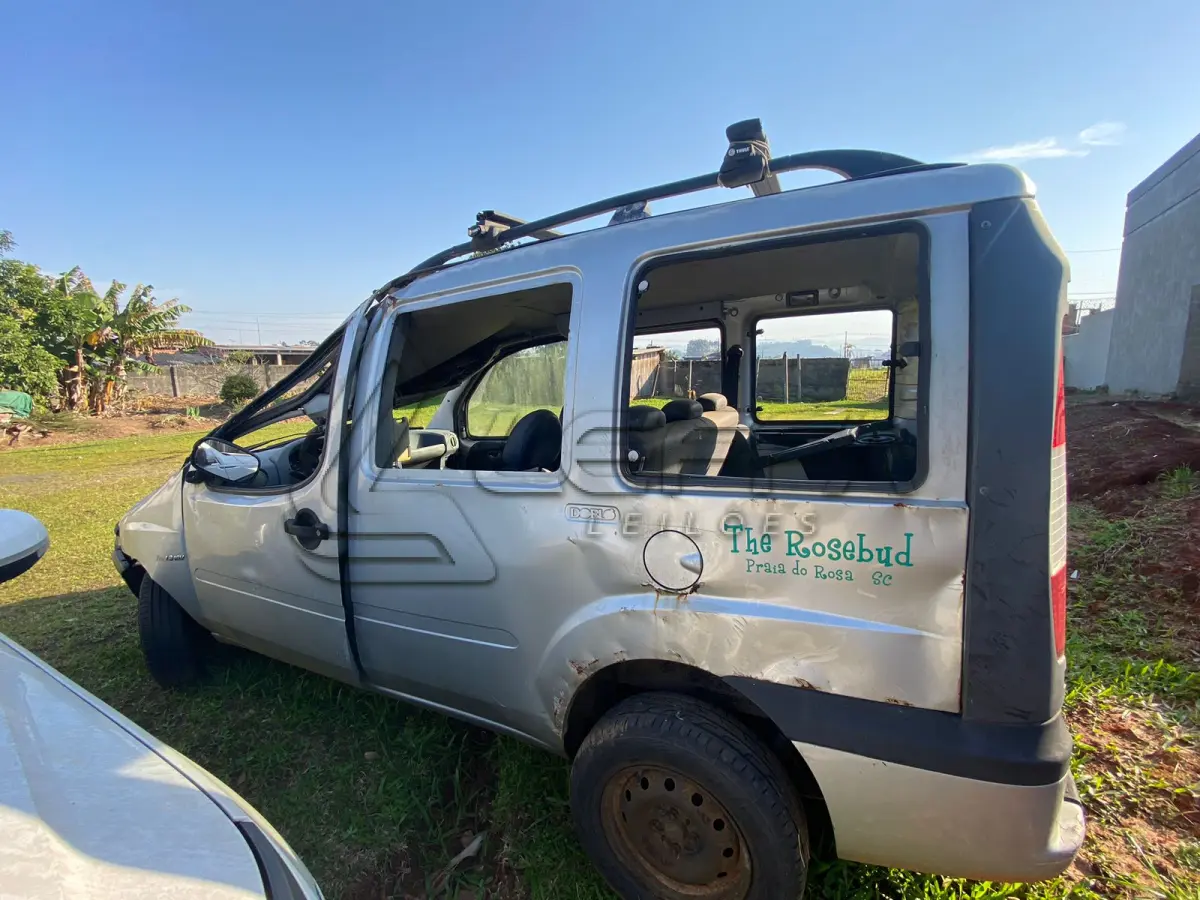 LOTE 001 - UM VEÍCULO FIAT DOBLO, PLACAS IMN-8530, ANO/MODELO 2005, EM MAU ESTADO DE CONSERVAÇÃO.