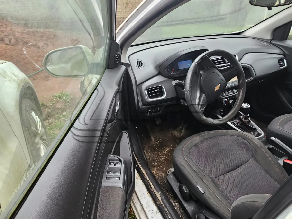 LOTE 001 - UM VEÍCULO CHEVROLET/ÔNIX, ANO 2015, PLACAS IWQ-4699.