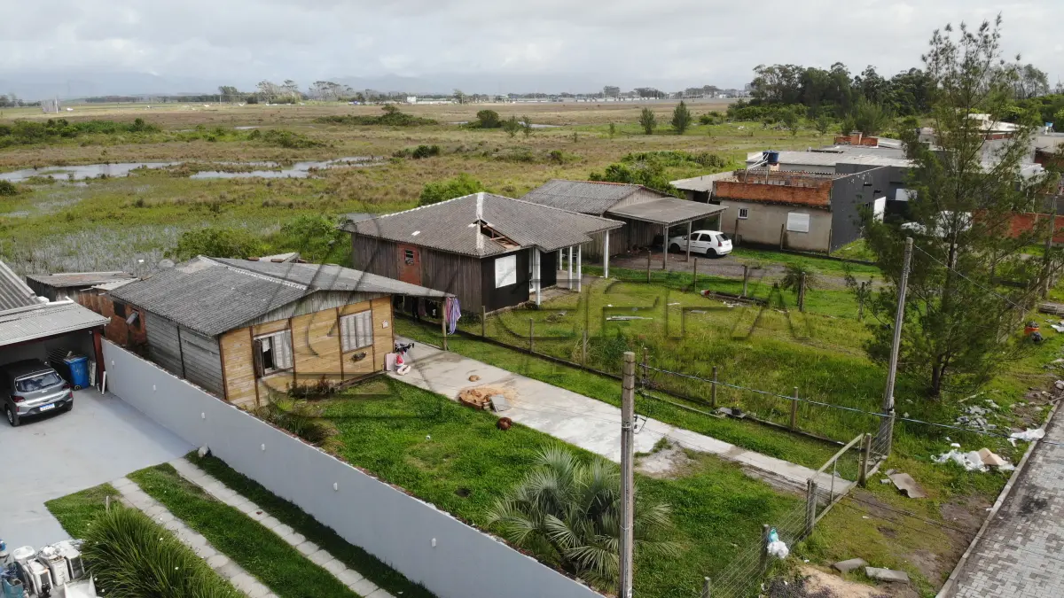 LOTE 001 - UMA CASA DE MADEIRA (NÃO AVERBADA), CONSTITUÍDA SOBRE O LOTE  04, DA QUADRA 35, PRAIA DE ARPOADOR – XANGRI-LÁ