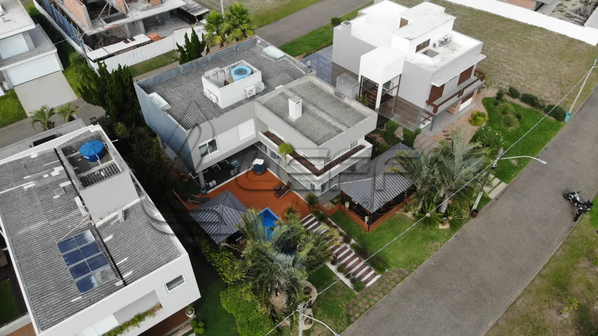 LOTE 001 - UMA CASA DE ALVENARIA COM APROXIMADAMENTE 340,10M² CONSTRUÍDA SOBRE O LOTE F6 DA QUADRA F, DO CONDOMÍNIO HORIZONTAL OCEAN SIDE, TORRES/RS