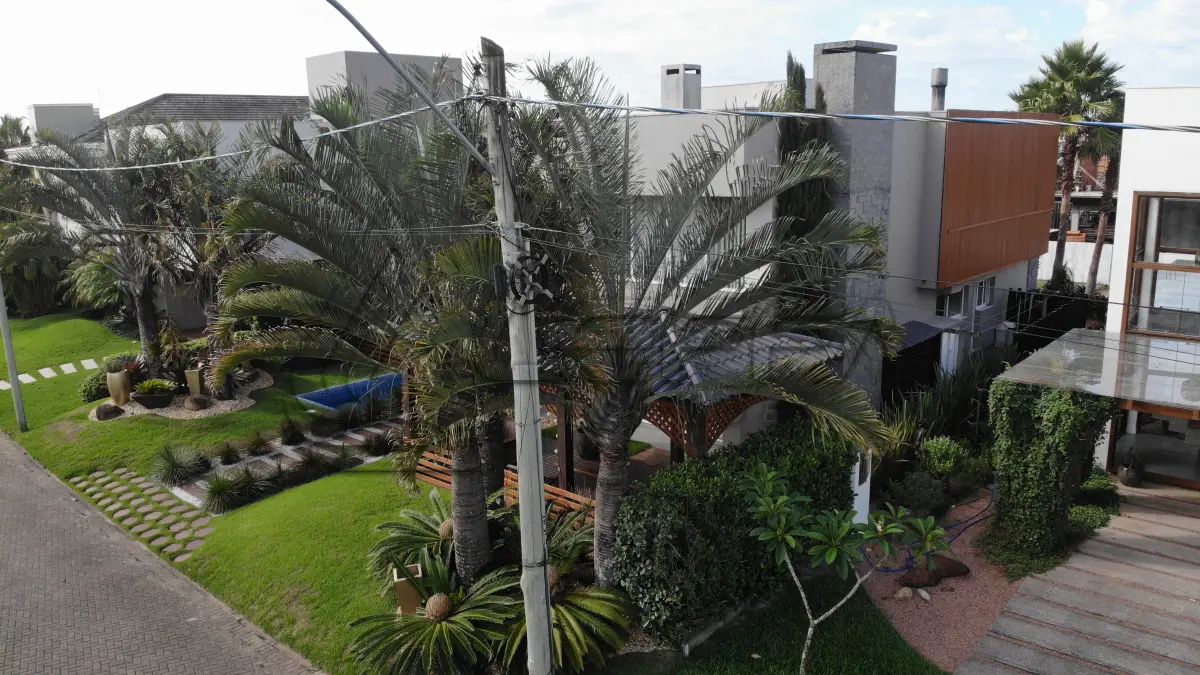 LOTE 001 - UMA CASA DE ALVENARIA COM APROXIMADAMENTE 340,10M² CONSTRUÍDA SOBRE O LOTE F6 DA QUADRA F, DO CONDOMÍNIO HORIZONTAL OCEAN SIDE, TORRES/RS