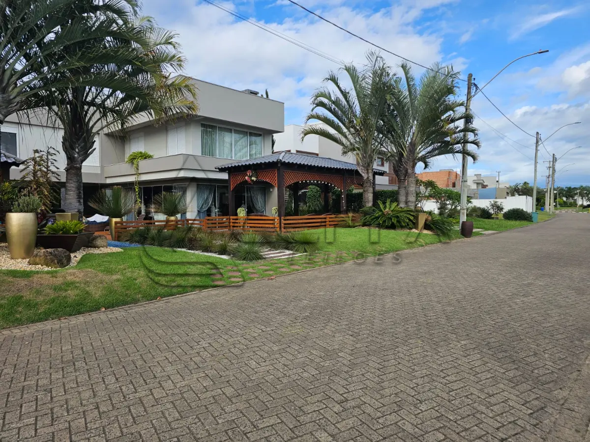 LOTE 001 - UMA CASA DE ALVENARIA COM APROXIMADAMENTE 340,10M² CONSTRUÍDA SOBRE O LOTE F6 DA QUADRA F, DO CONDOMÍNIO HORIZONTAL OCEAN SIDE, TORRES/RS
