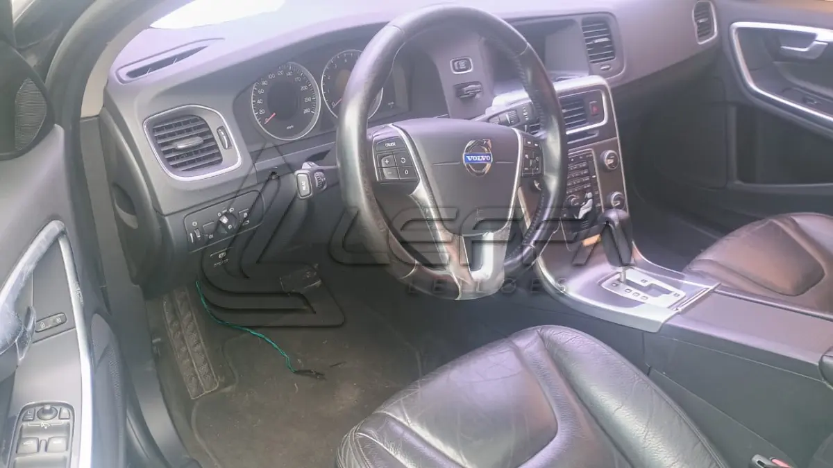 LOTE 001 - UM VEÍCULO MARCA I/VOLVO S60 2.0 T5 DYNA, PLACAS IYY-0038, ANO/MODELO 2011/2012, COR PRETA, GASOLINA