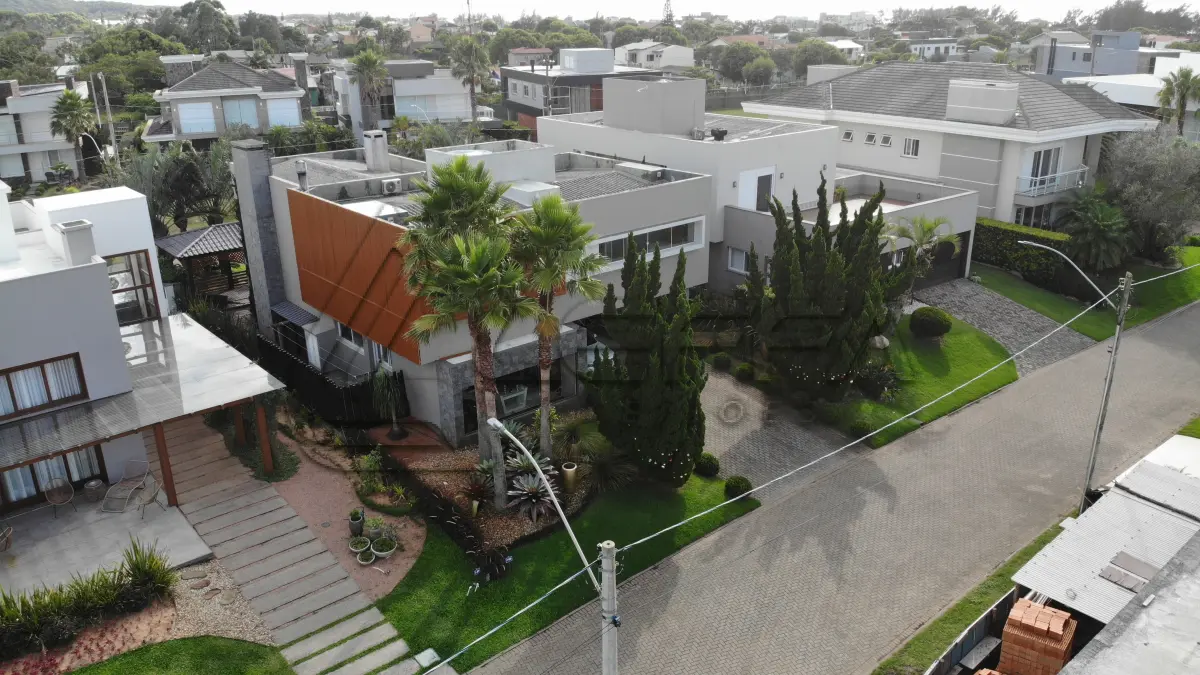 LOTE 001 - UMA CASA DE ALVENARIA COM APROXIMADAMENTE 340,10M² CONSTRUÍDA SOBRE O LOTE F6 DA QUADRA F, DO CONDOMÍNIO HORIZONTAL OCEAN SIDE, TORRES/RS