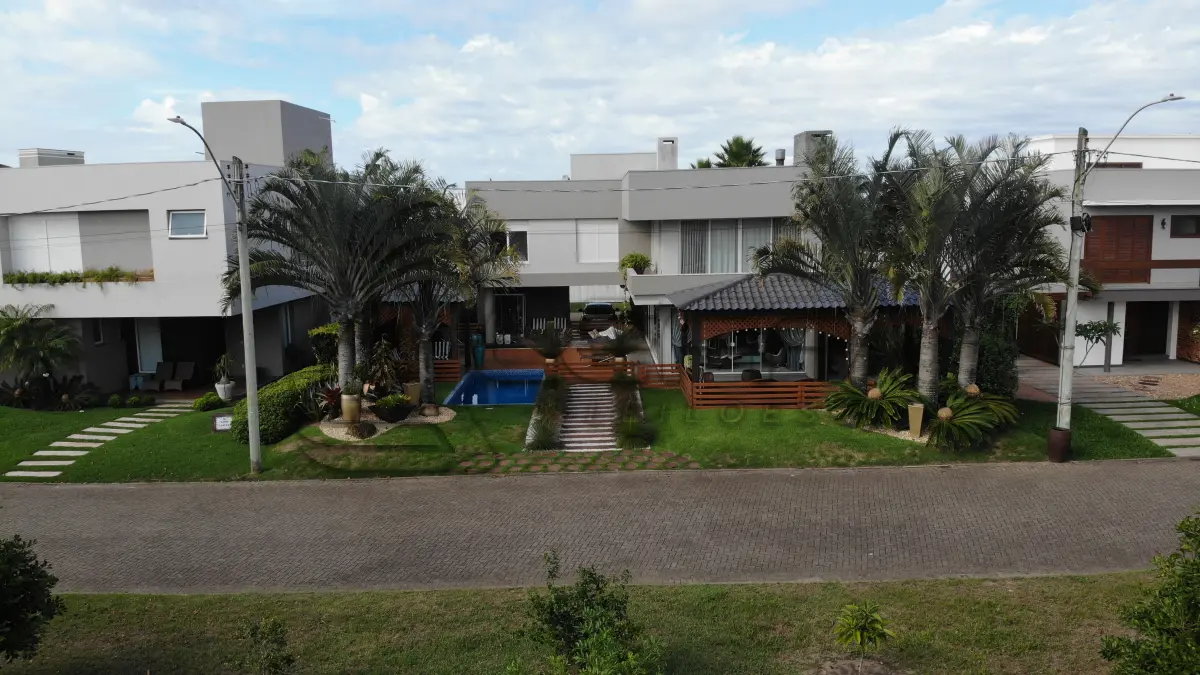 LOTE 001 - UMA CASA DE ALVENARIA COM APROXIMADAMENTE 340,10M² CONSTRUÍDA SOBRE O LOTE F6 DA QUADRA F, DO CONDOMÍNIO HORIZONTAL OCEAN SIDE, TORRES/RS