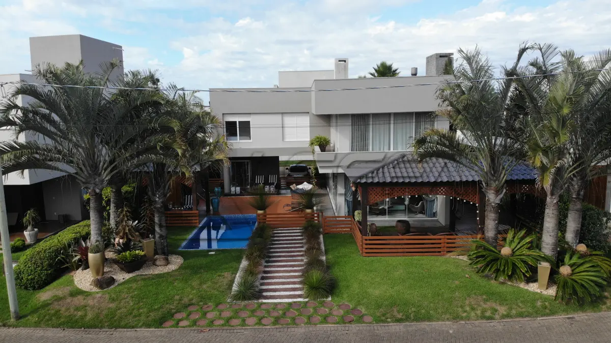 LOTE 001 - UMA CASA DE ALVENARIA COM APROXIMADAMENTE 340,10M² CONSTRUÍDA SOBRE O LOTE F6 DA QUADRA F, DO CONDOMÍNIO HORIZONTAL OCEAN SIDE, TORRES/RS