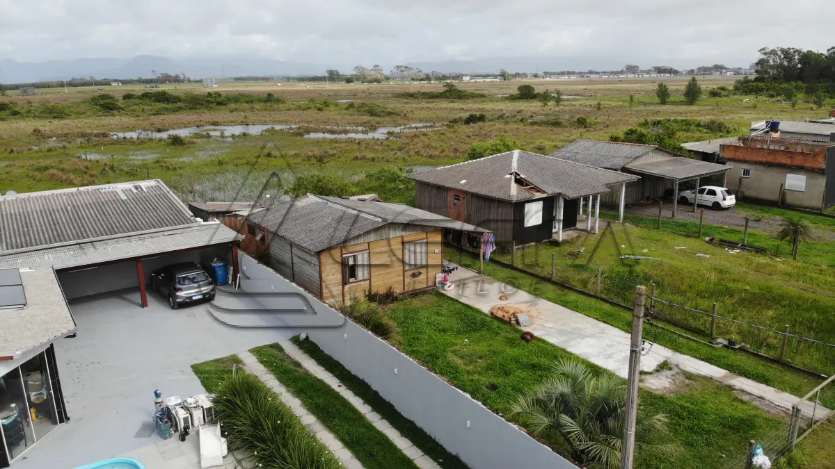 LOTE 001 - UMA CASA DE MADEIRA (NÃO AVERBADA), CONSTITUÍDA SOBRE O LOTE  04, DA QUADRA 35, PRAIA DE ARPOADOR – XANGRI-LÁ