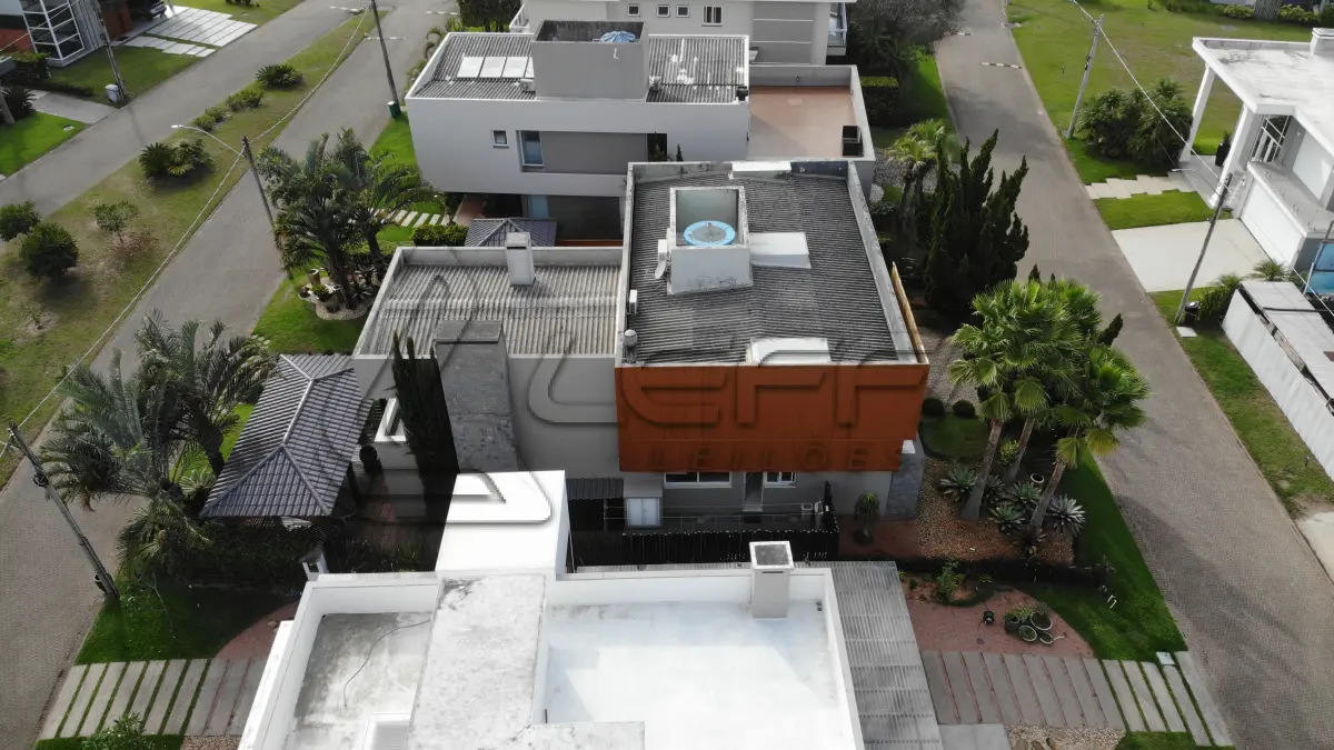 LOTE 001 - UMA CASA DE ALVENARIA COM APROXIMADAMENTE 340,10M² CONSTRUÍDA SOBRE O LOTE F6 DA QUADRA F, DO CONDOMÍNIO HORIZONTAL OCEAN SIDE, TORRES/RS