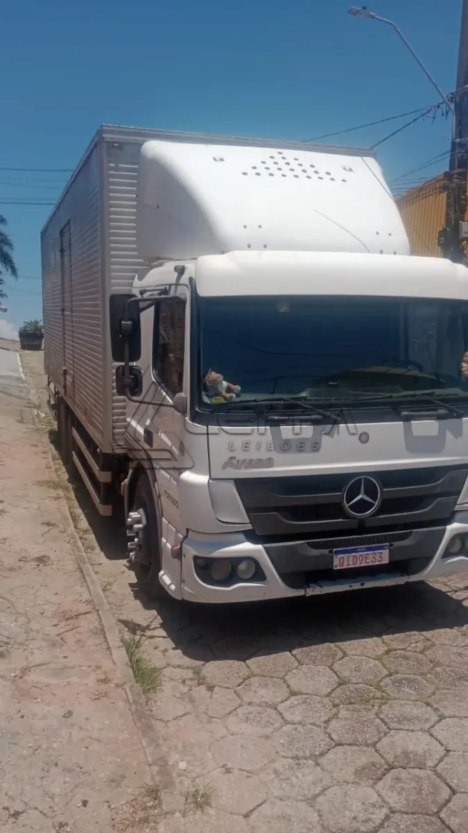LOTE 004 - Um veículo caminhão nacional marca M. BENZ/ATEGO 1726,  carroceria fechada/cab. estend., cor branca, a diesel, ano de fabricação e modelo  2016/2016, placa  QID9E33