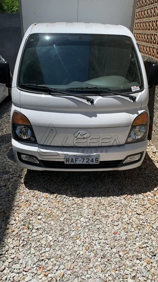 LOTE 002 - Um veículo caminhonete nacional marca HYUNDAI/HR HDB,  carroceria fechada, cor branca, a diesel, ano de fabricação e modelo 2019/2020, placa  RAF7245
