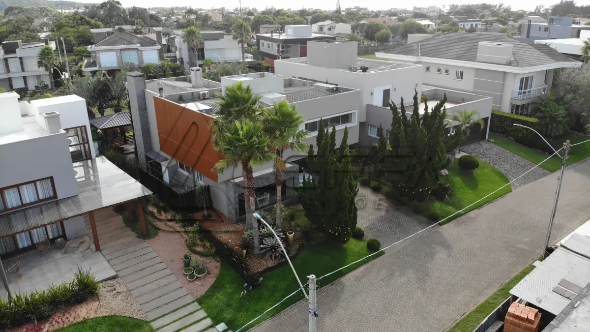 LOTE 001 - UMA CASA DE ALVENARIA COM APROXIMADAMENTE 340,10M² CONSTRUÍDA SOBRE O LOTE F6 DA QUADRA F, DO CONDOMÍNIO HORIZONTAL OCEAN SIDE, TORRES/RS