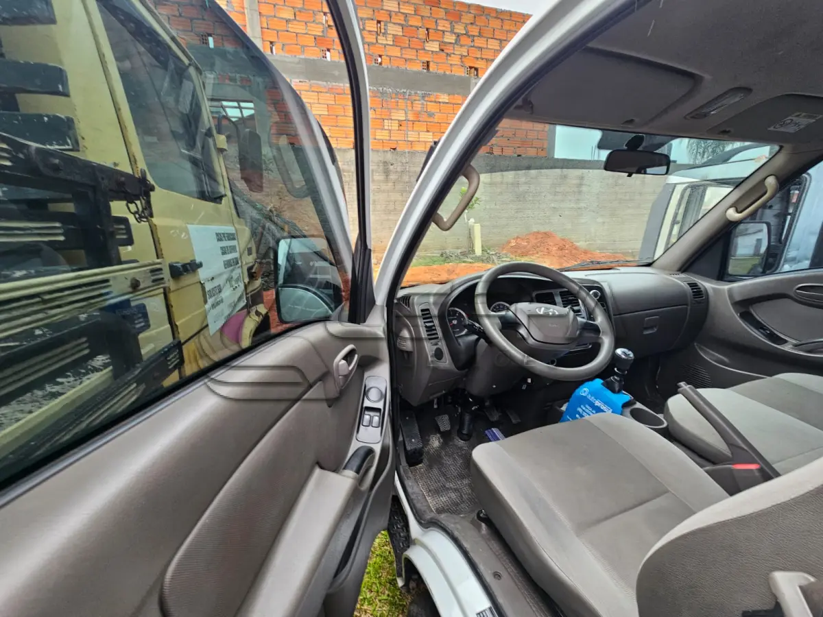 LOTE 002 - Um veículo caminhonete nacional marca HYUNDAI/HR HDB,  carroceria fechada, cor branca, a diesel, ano de fabricação e modelo 2019/2020, placa  RAF7245