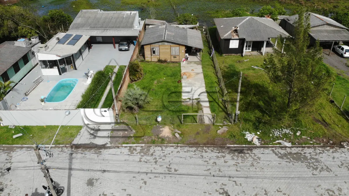 LOTE 001 - UMA CASA DE MADEIRA (NÃO AVERBADA), CONSTITUÍDA SOBRE O LOTE  04, DA QUADRA 35, PRAIA DE ARPOADOR – XANGRI-LÁ