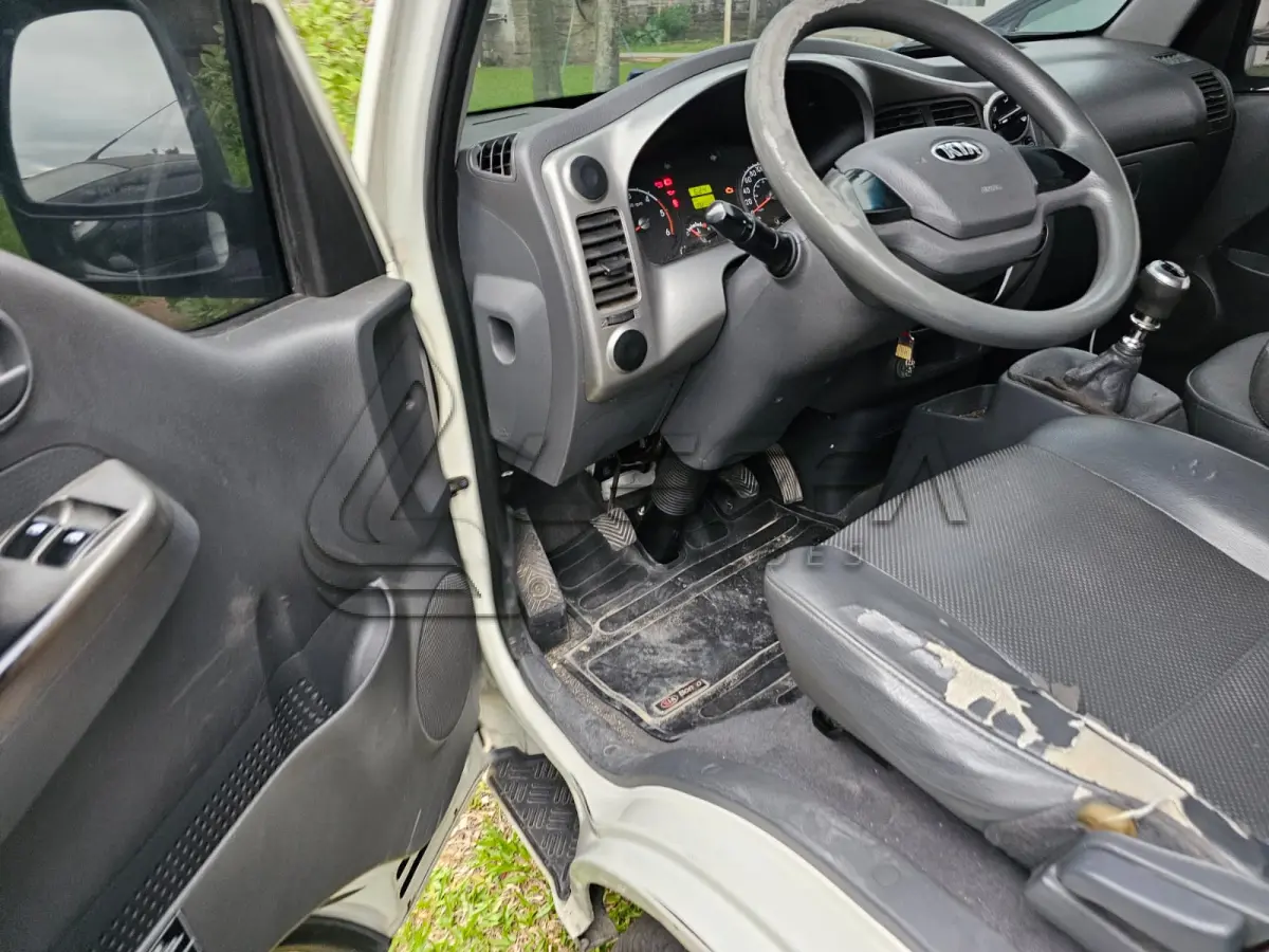 LOTE 002 - Um veículo caminhonete nacional marca HYUNDAI/HR HDB,  carroceria fechada, cor branca, a diesel, ano de fabricação e modelo 2019/2020, placa  RAF7245