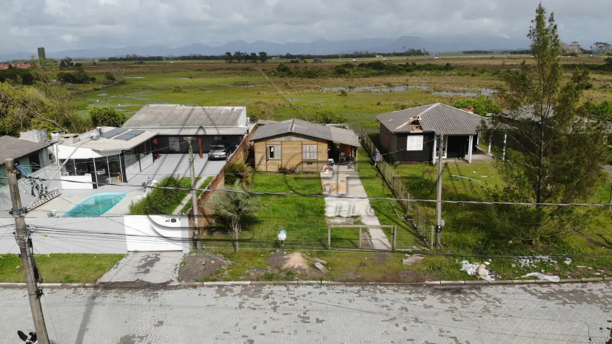 LOTE 001 - UMA CASA DE MADEIRA (NÃO AVERBADA), CONSTITUÍDA SOBRE O LOTE  04, DA QUADRA 35, PRAIA DE ARPOADOR – XANGRI-LÁ