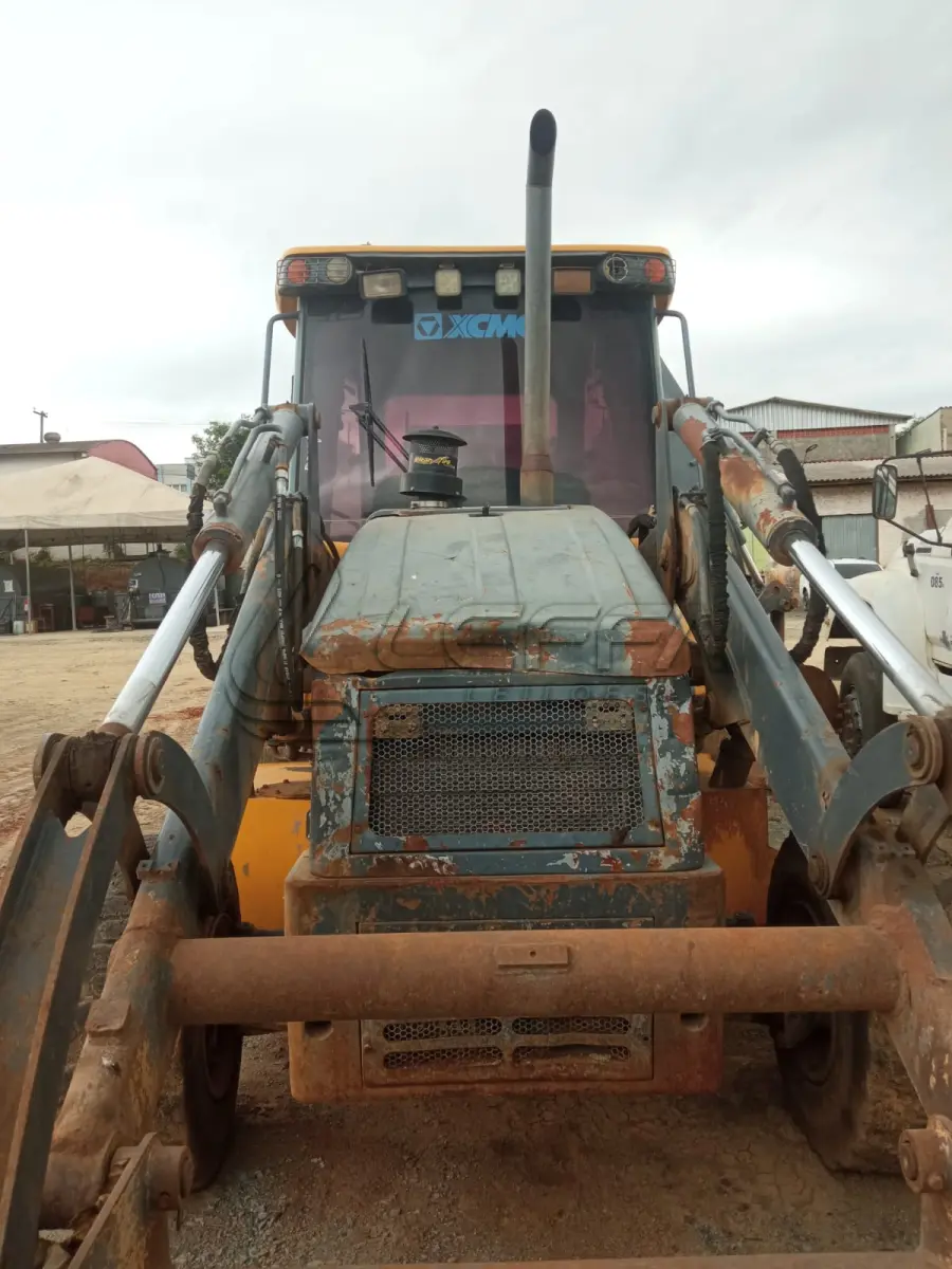 LOTE 024 - RETROESCAVADEIRA XCMG 103 5 HP ANO 2018 MODELO 2019