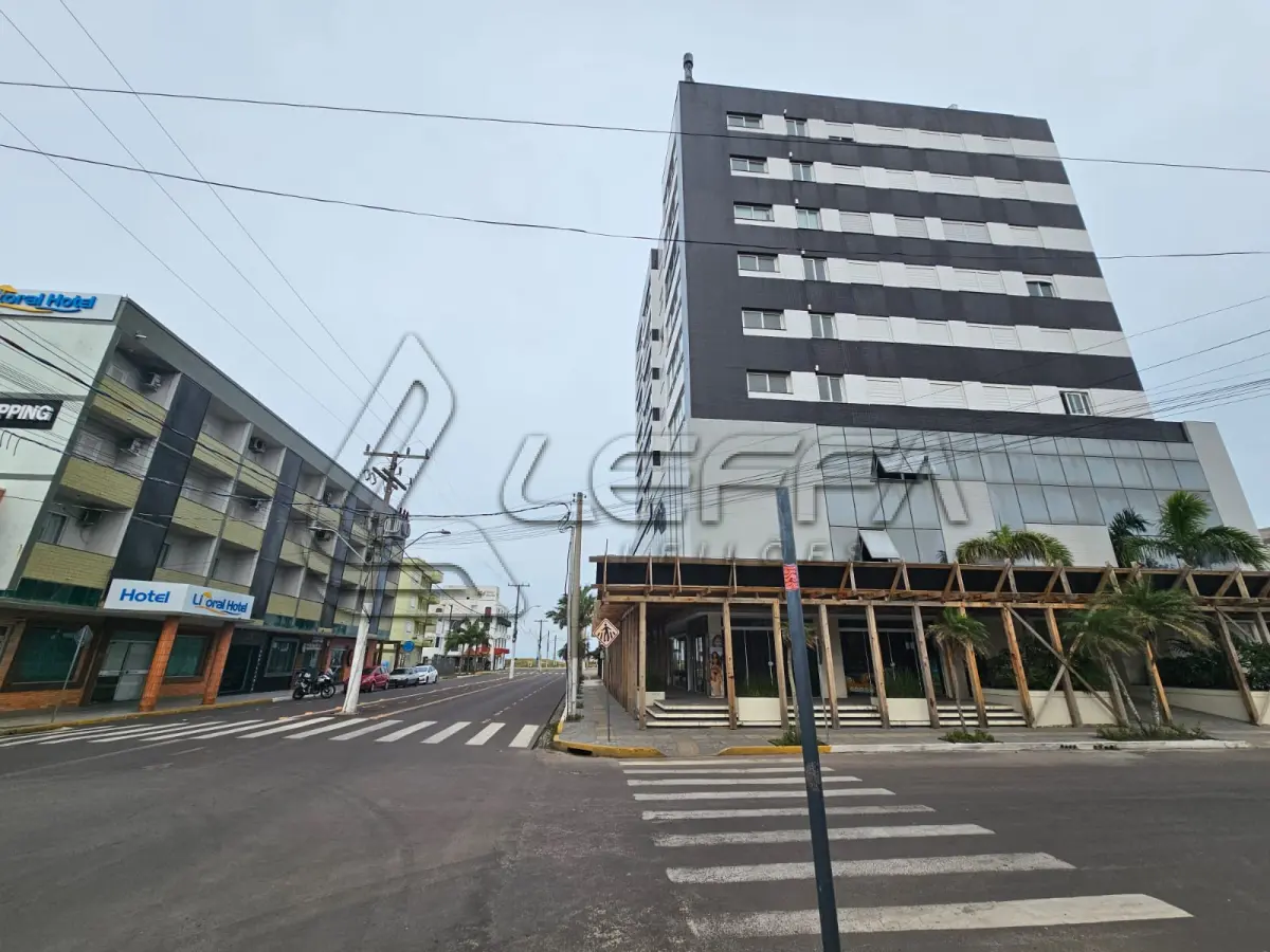 LOTE 001 - UM APARTAMENTO NÚMERO 402 DO ED. RESIDENCIAL E COMERCIAL MIAMI PALACE, E BOX DE GARAGEM NÚMERO 101 DO MESMO EDIFÍCIO