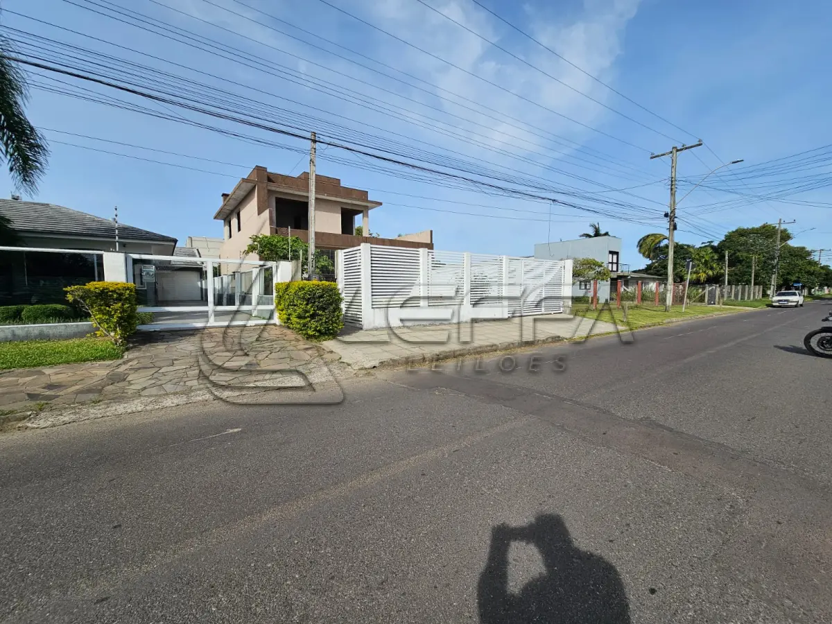 LOTE 001 - DIREITOS POSSESSÓRIOS – UMA CASA RESIDENCIAL, LOCALIZADA NA RUA OLMIRO LIMA, Nº 455, BAIRRO GUARÁ, MUNICÍPIO DE XANGRI-LÁ/RS.
