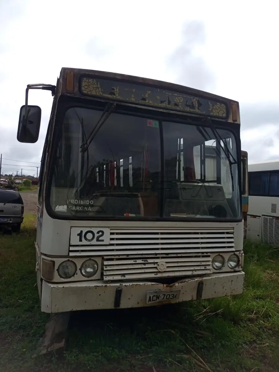 LOTE 044 - UM ÔNIBUS MERCEDES BENZ OF 1113 ANO 1985 E MODELO 1986, PLACAS ACN-7034 