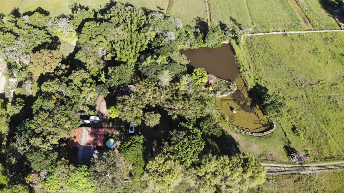 LOTE 002 - UM TERRENO RURAL COM ÁREA SUPERFICIAL DE SEIS MIL QUATROCENTOS E SESSENTA E SEIS METROS E SETENTA E CINCO CENTIMETROS QUADRADOS (6.466,75M²), QUE É A FRAÇÃO IDEAL DENTRO DA ÁREA COM 7.063,50M², SITUADO NO LUGAR DENOMINADO PRIMEIRA SECÇÃO SALINA, TORRES/RS