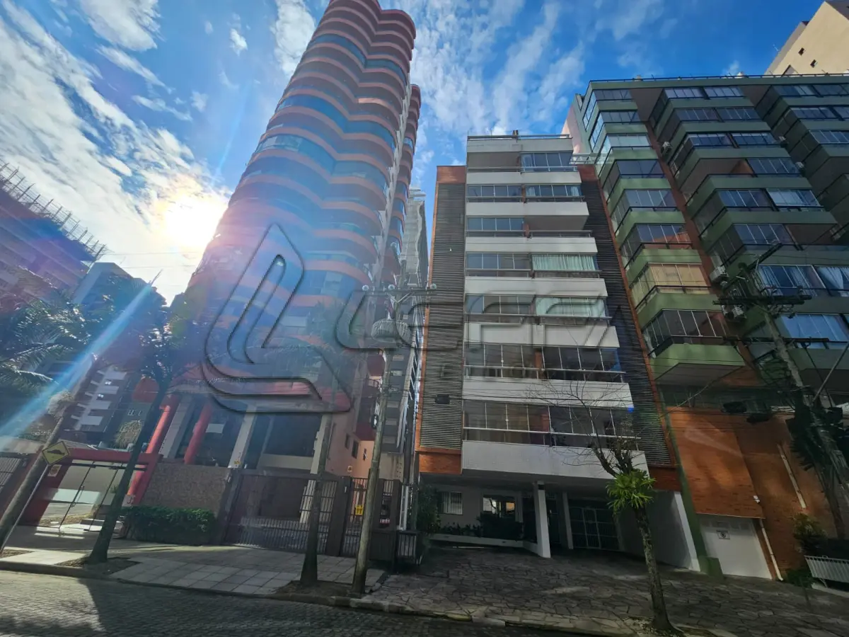 LOTE 001 - APARTAMENTO número 403 (quatrocentos e três) do Edifício ILHA DE PORTO SANTO, no BLOCO "A", sito à Rua Alexandrino de Alencar, número 325 em Torres RS